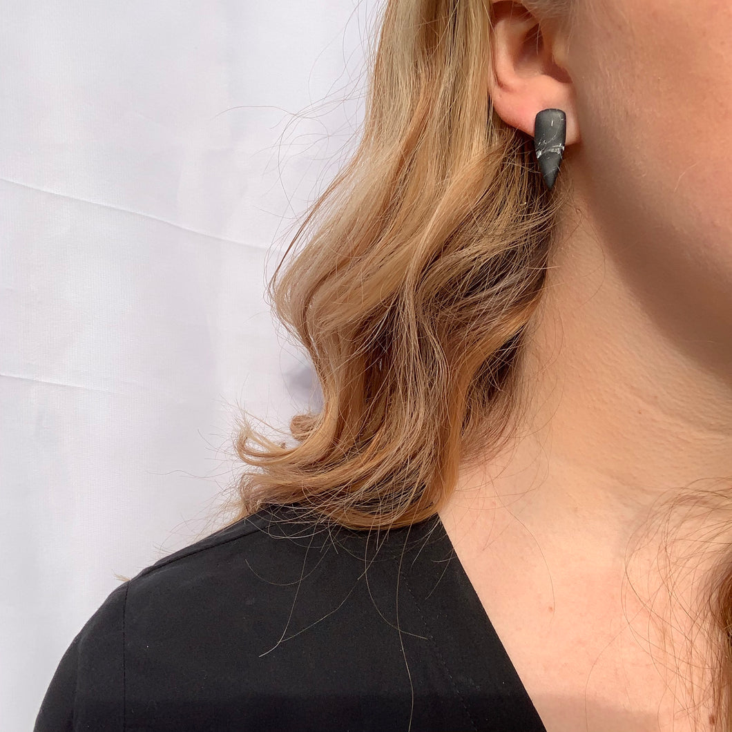 Arya - black howlite